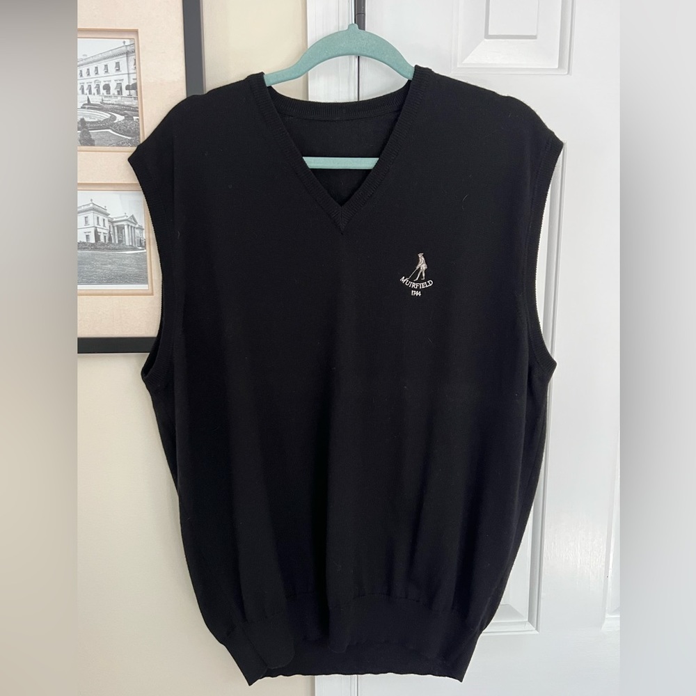 Men’s black wool golf vest - Muifield 1744 emblem